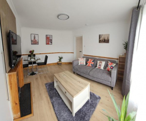 Ecua Stay - East London Serviced Luxury Accommodation - 4 Bed House with Garden and parking